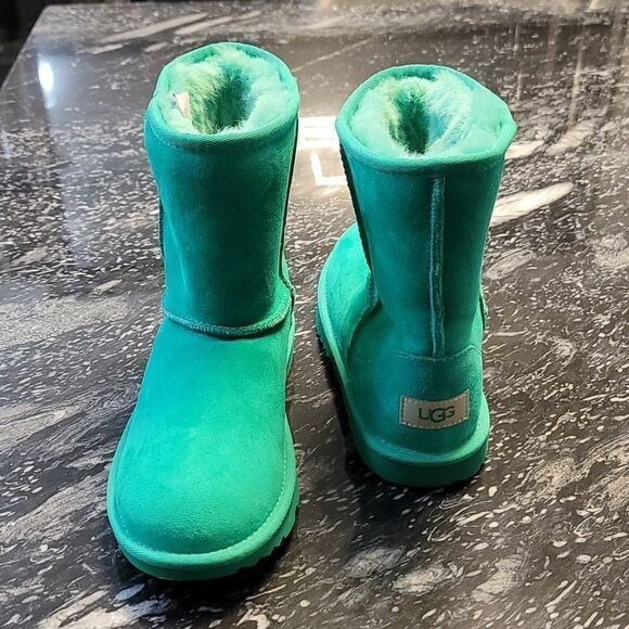 BRAND NEW UGG(r) CLASSIC SHORT II WATER RESISTANT GENUINE SHEARLING KIDS BOOT - Picture 7 of 16